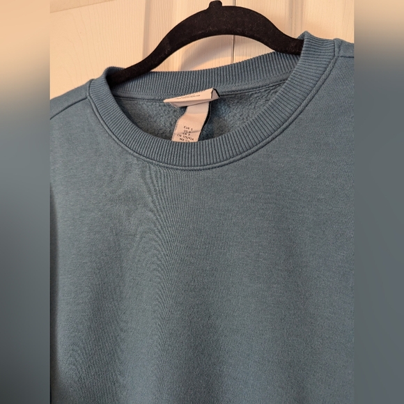 3/$20! H&M Mens Basic Crewneck Sweatshirt - Teal - Picture 4 of 13